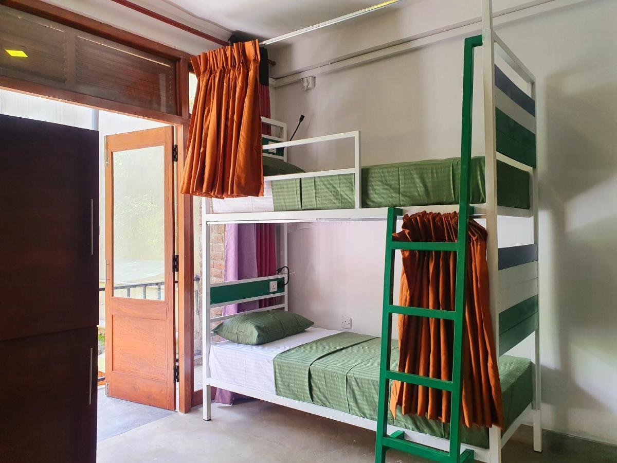 Downtown Hostels Элла Экстерьер фото