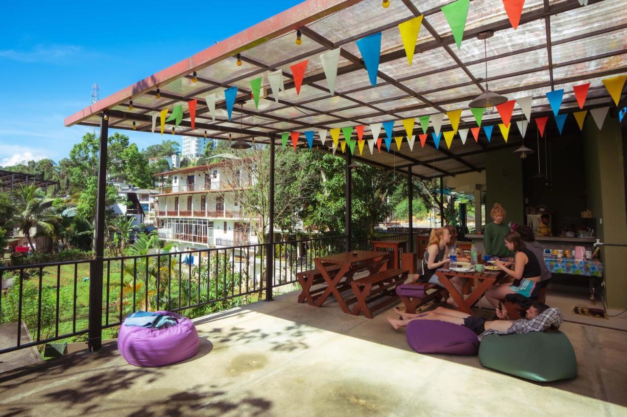 Downtown Hostels Элла Экстерьер фото