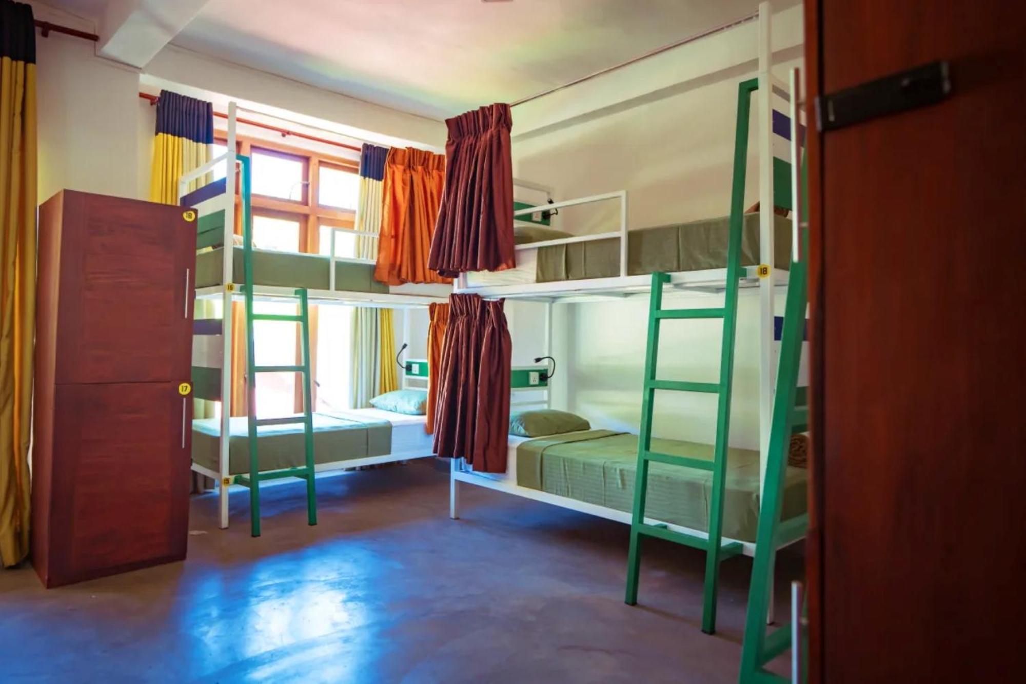 Downtown Hostels Элла Экстерьер фото